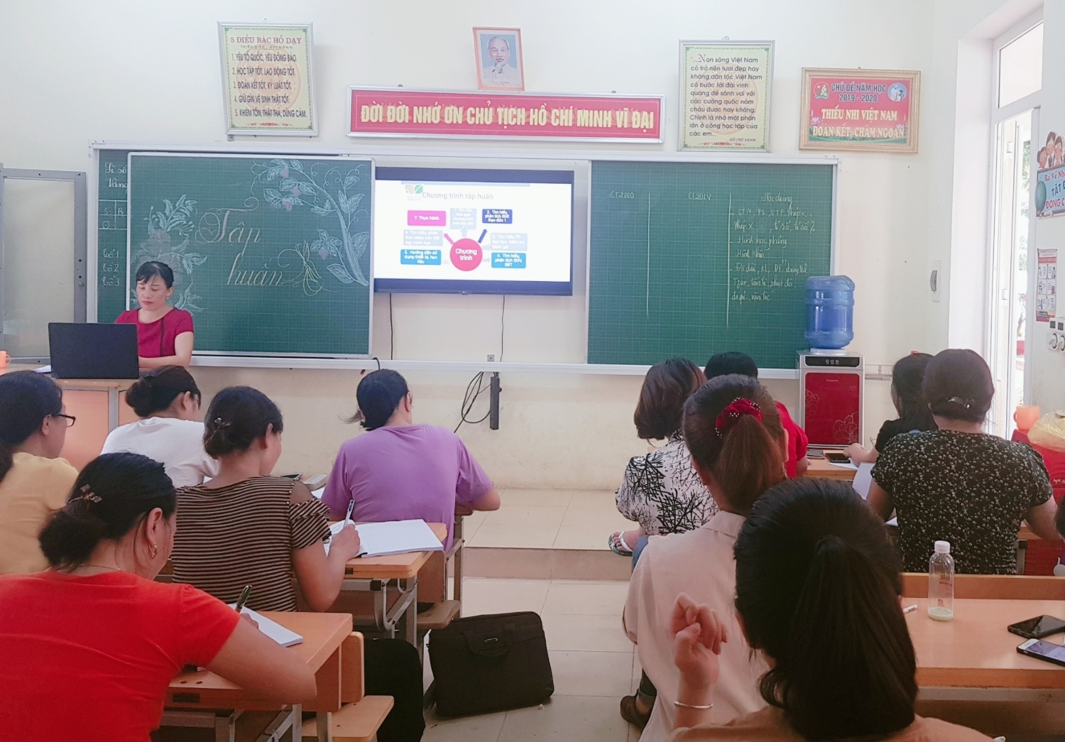 Trường Tiểu học Nghi Ân tổ chức tập huấn lớp 1 theo chương trình giáo dục phổ thông mới năm học 2020 - 2021