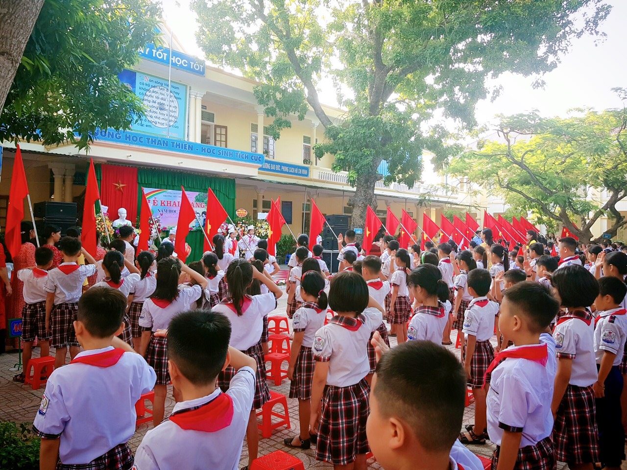 Trường tiểu học Nghi Ân hân hoan trong ngày khai giảng năm học mới