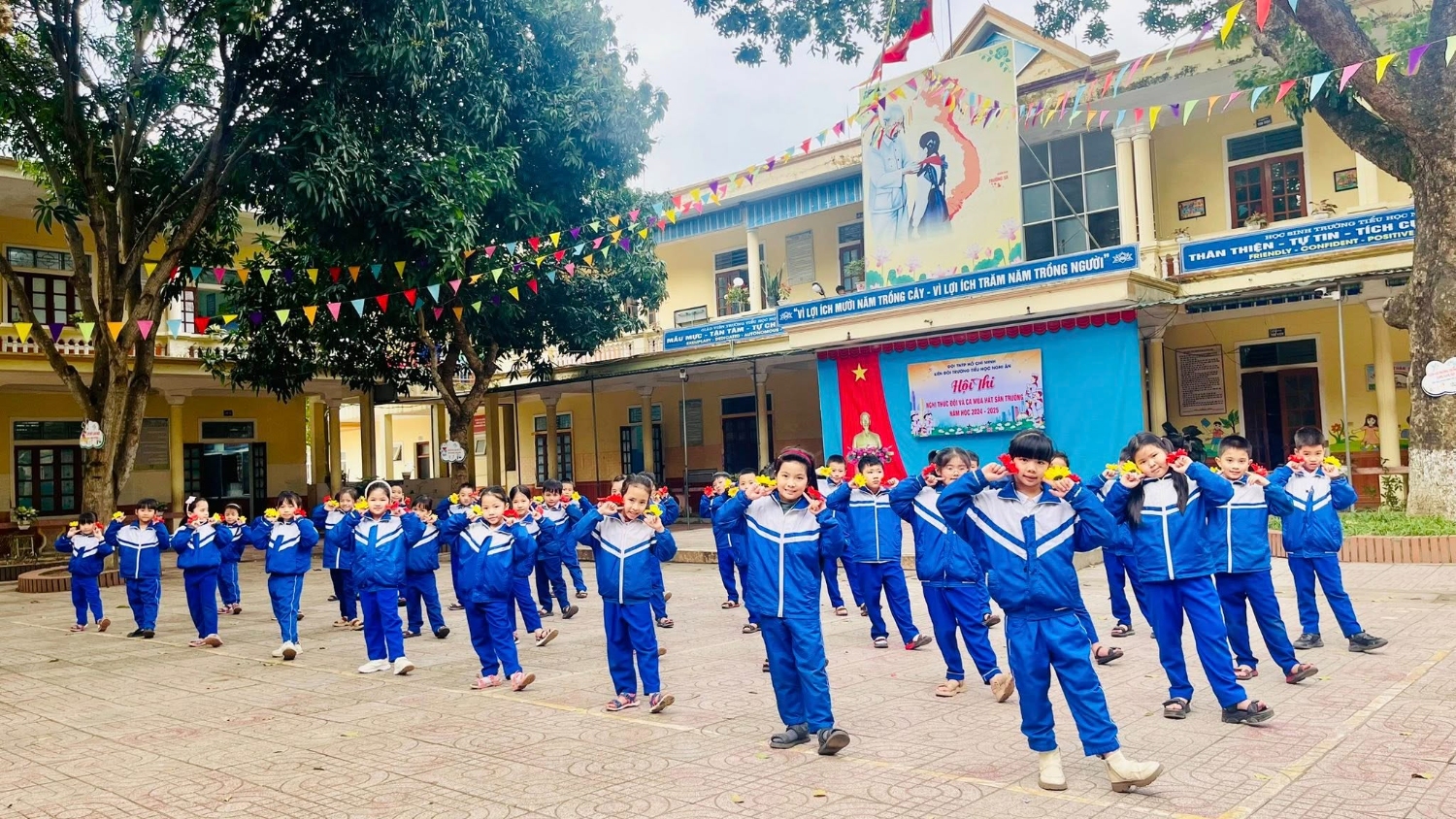 NGÀN HOA THƠM DÂNG ĐẢNG